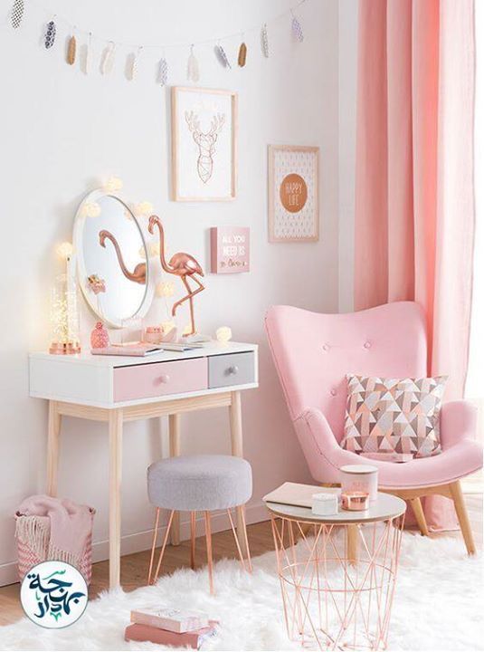Một căn phòng với gam màu chủ đạo là Hồng Pastel, kết hợp với màu trắng và màu đồng cùng ánh sáng tự nhiên sẽ giúp thị giác của bạn được thoải mái, cảm nhận về tiện nghi nhiệt cũng tốt hơn. 